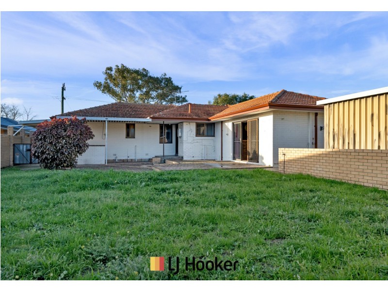 28 Mereworth Way, Girrawheen WA 6064