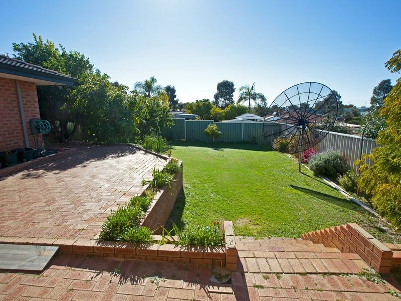 2 Crest Grove, Ballajura WA 6066