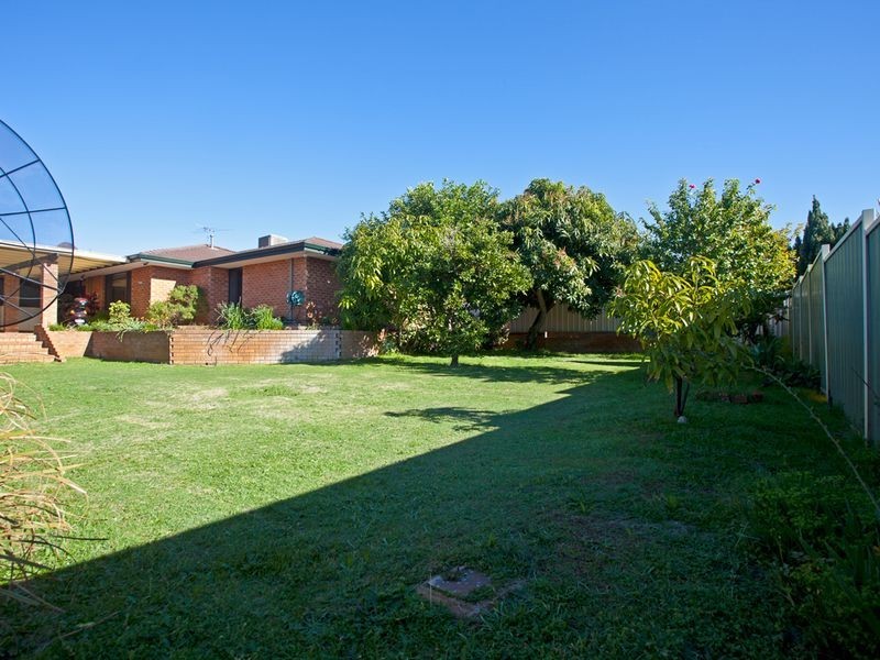 2 Crest Grove, Ballajura WA 6066
