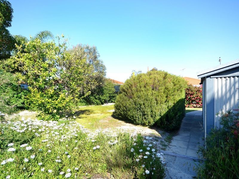 21 Montrose Avenue, Girrawheen WA 6064