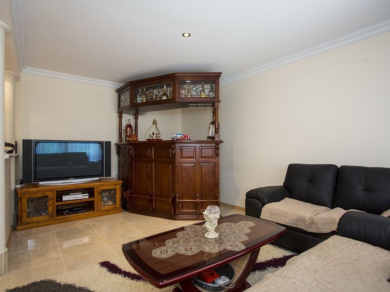 22 Oakleaf Circle, Mirrabooka WA 6061