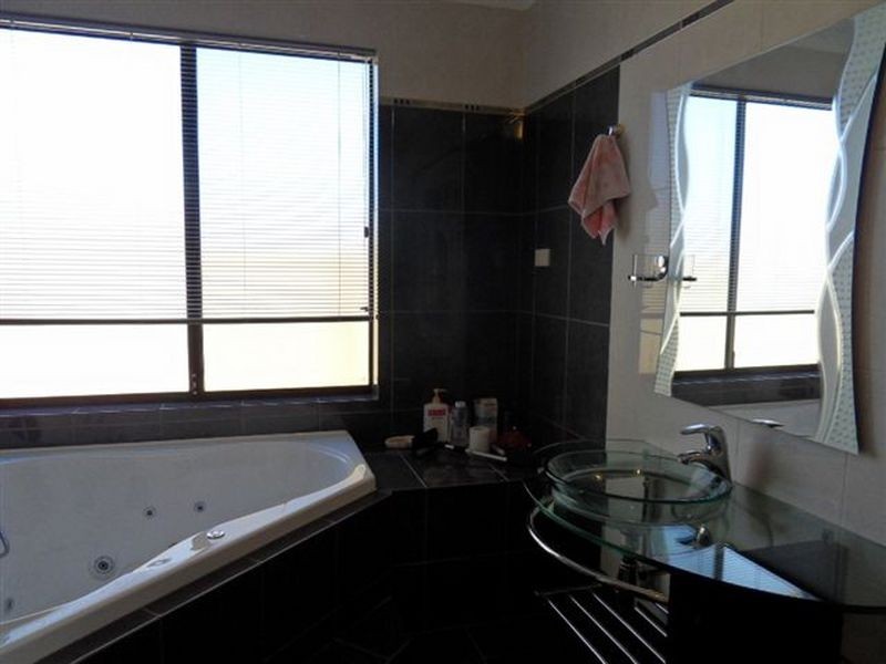 9 Regency Avenue, Madeley WA 6065