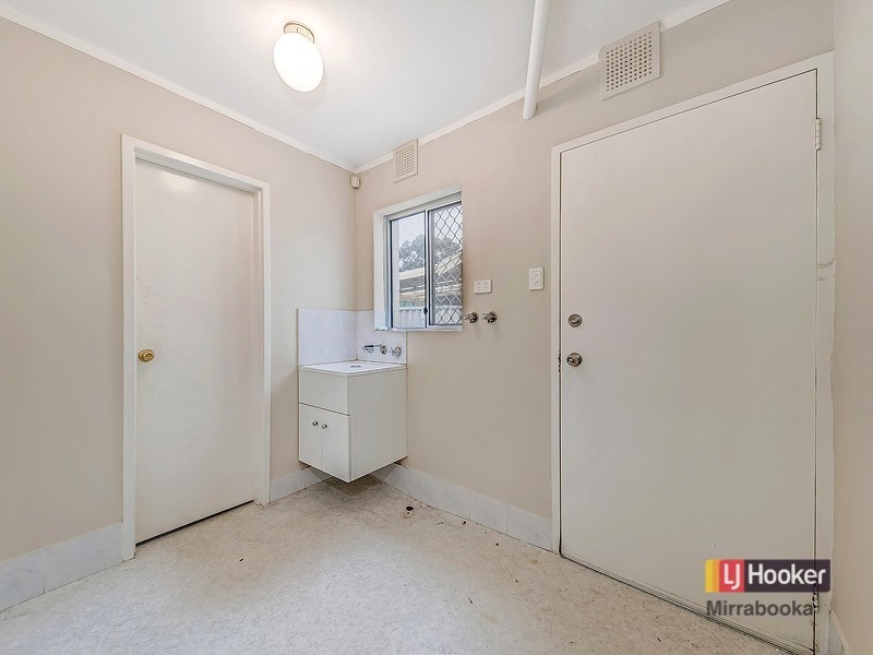 8 Hainsworth Ave, Girrawheen WA 6064