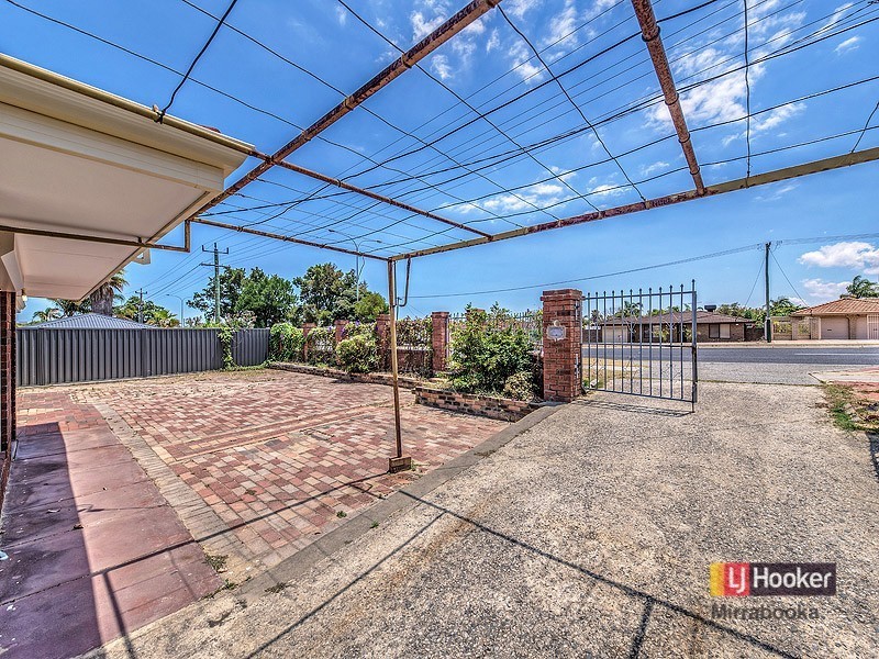 98 Marangaroo Dr, Girrawheen WA 6064