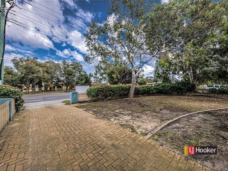 8 Hainsworth Ave, Girrawheen WA 6064