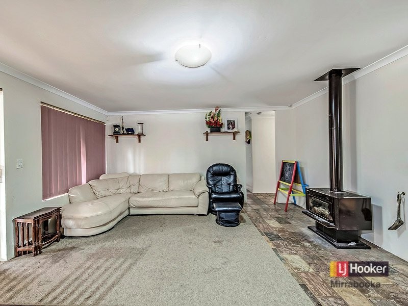 24 Claredon Crt, Alexander Heights WA 6064