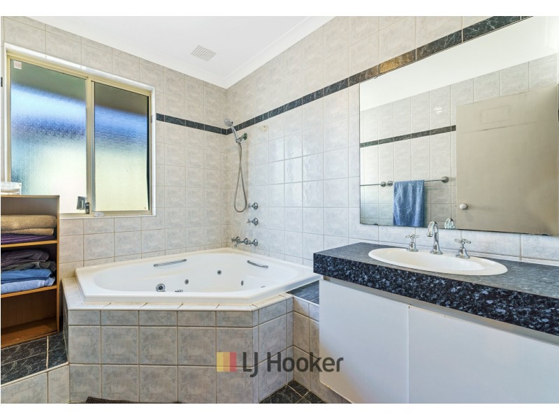 17 Saltwood Crt, Ballajura WA 6066