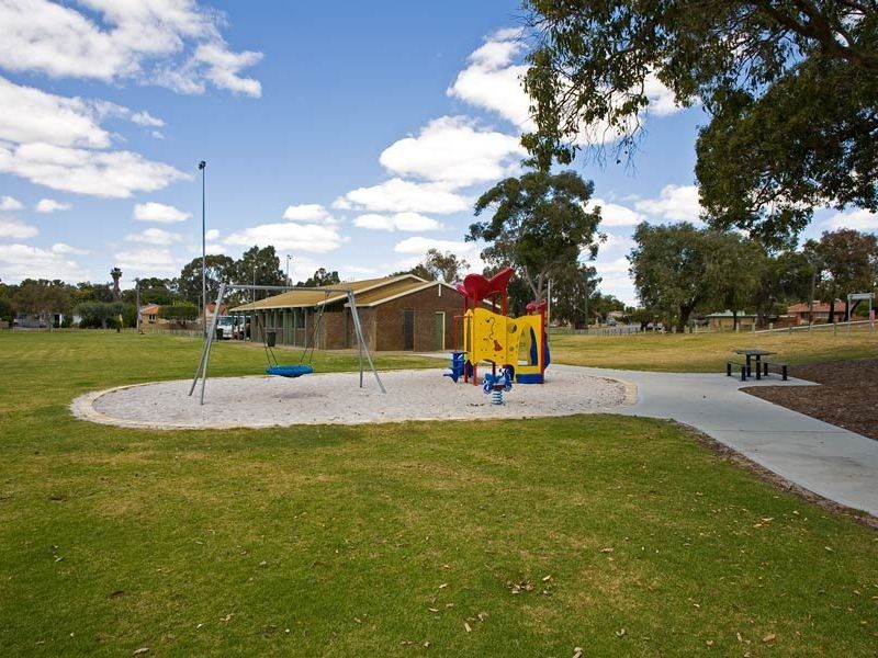 39 Sturtridge Road, Lockridge WA 6054