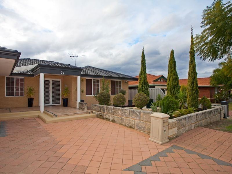 37 Monash Circle, Marangaroo WA 6064