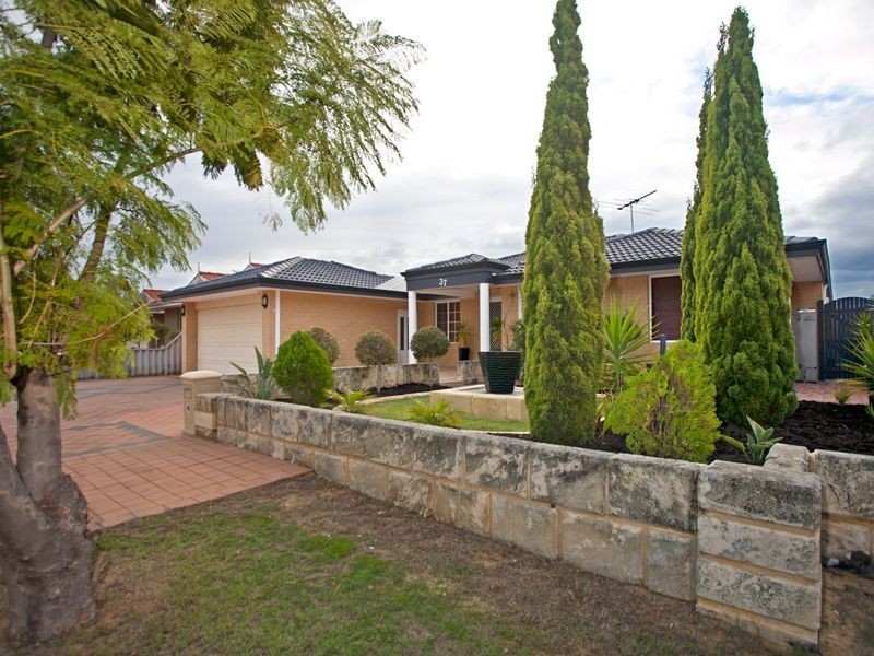 37 Monash Circle, Marangaroo WA 6064