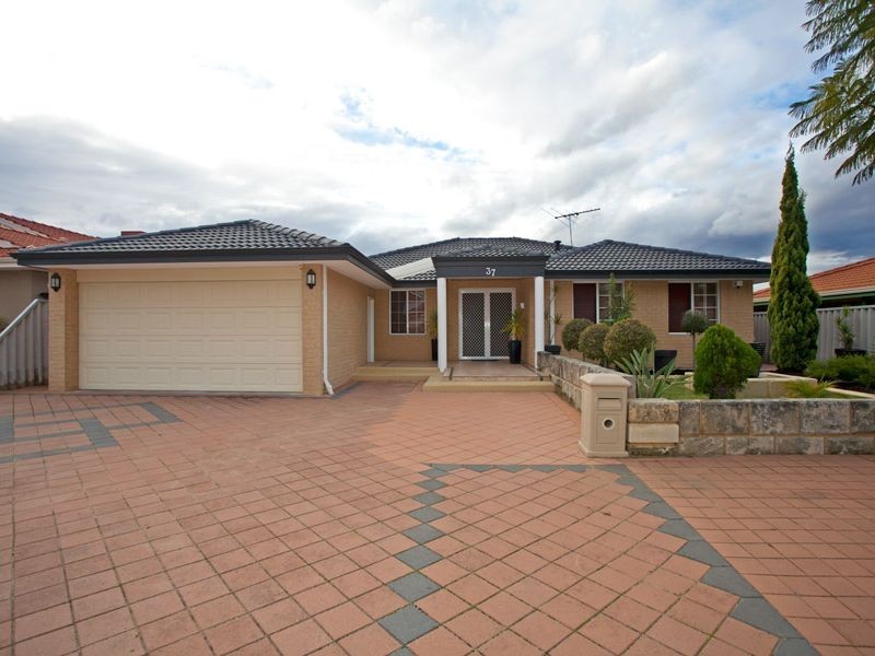 37 Monash Circle, Marangaroo WA 6064
