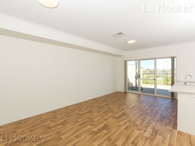 15 Benalla Way, Lakelands WA 6180