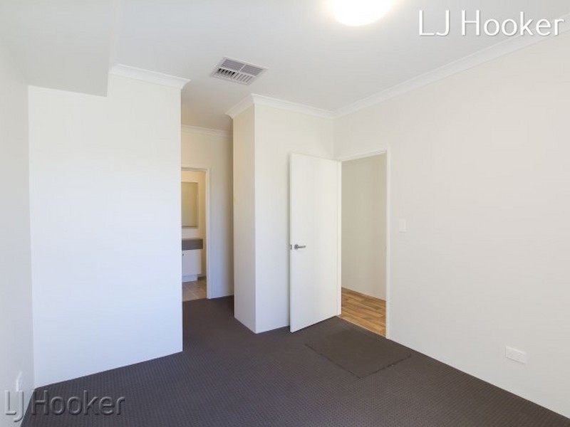 15 Benalla Way, Lakelands WA 6180