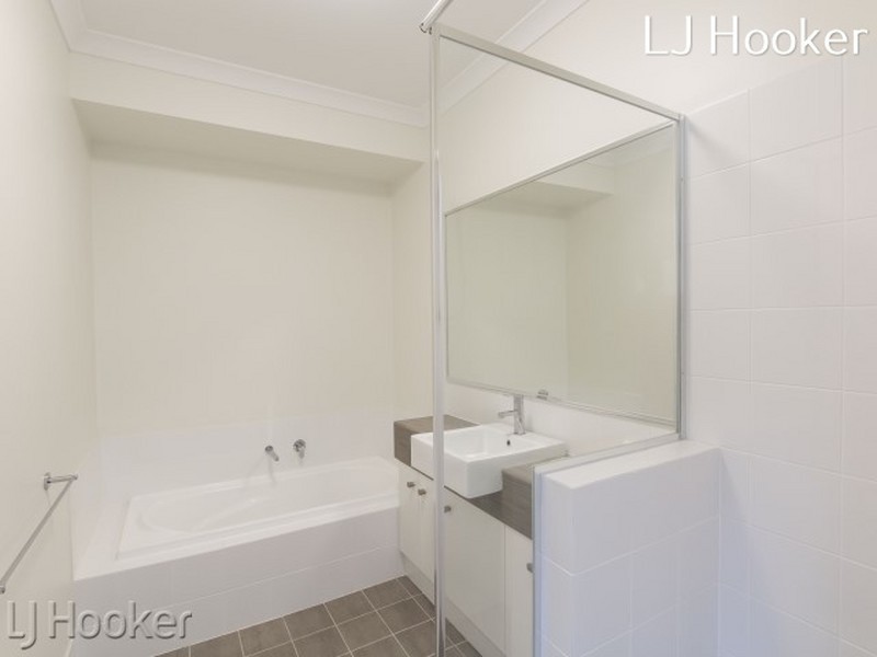 15 Benalla Way, Lakelands WA 6180