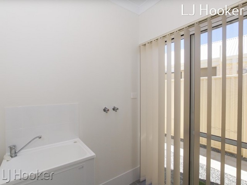 15 Benalla Way, Lakelands WA 6180