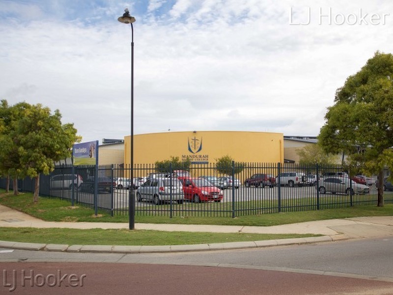 15 Benalla Way, Lakelands WA 6180