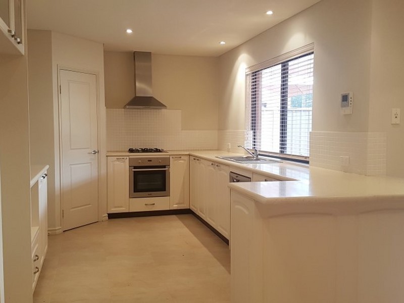 8D Victoria Street, Rockingham WA 6168