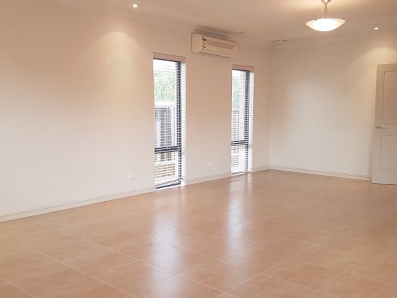 8D Victoria Street, Rockingham WA 6168