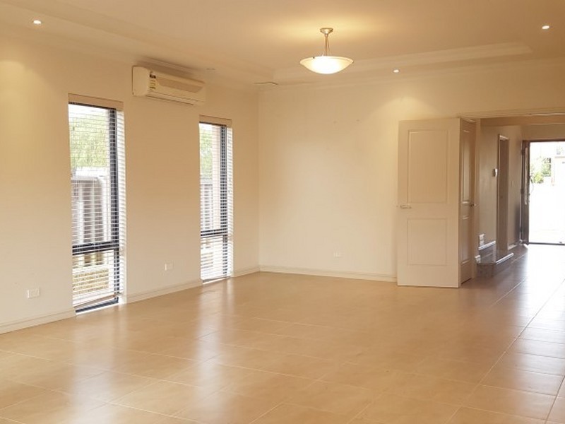 8D Victoria Street, Rockingham WA 6168