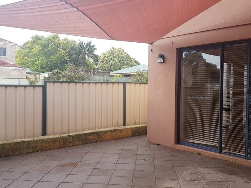 8D Victoria Street, Rockingham WA 6168