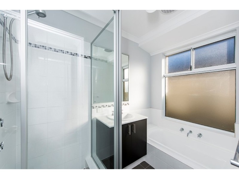 10 Calooli Grove, Golden Bay WA 6174