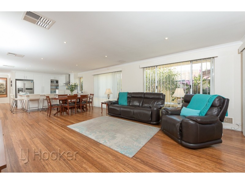 15 Oak Ridge Meander, Success WA 6164