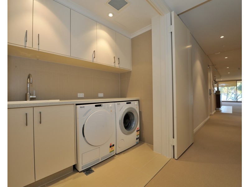 4/3 Rockingham Beach Road, Rockingham WA 6168