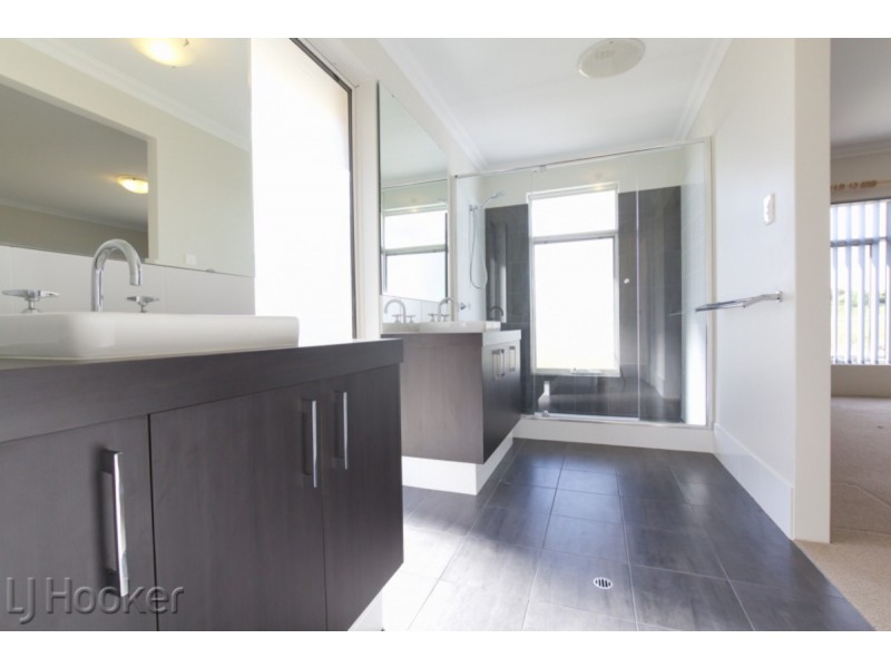 16 Bancoura Parkway, Secret Harbour WA 6173