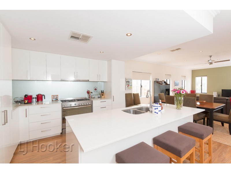 5 Buttercup Parkway, Halls Head WA 6210