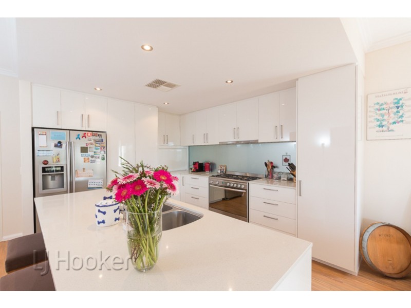 5 Buttercup Parkway, Halls Head WA 6210