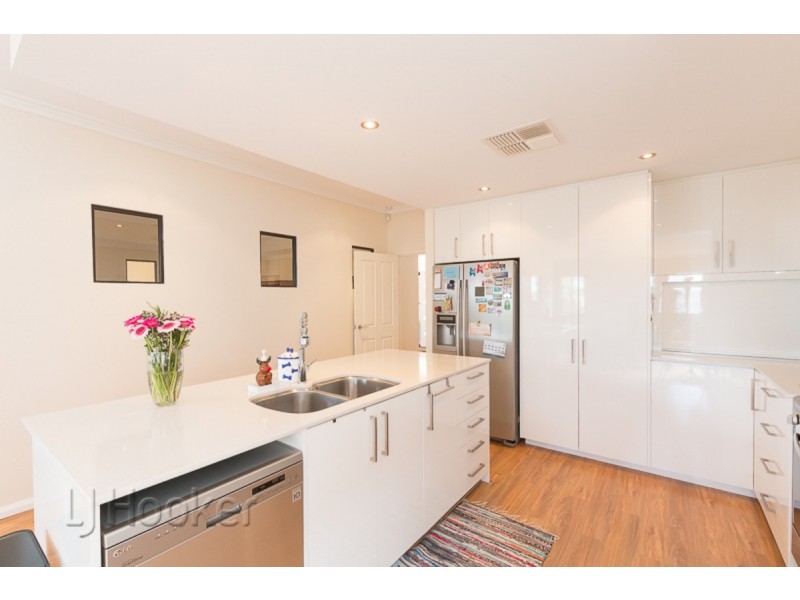 5 Buttercup Parkway, Halls Head WA 6210