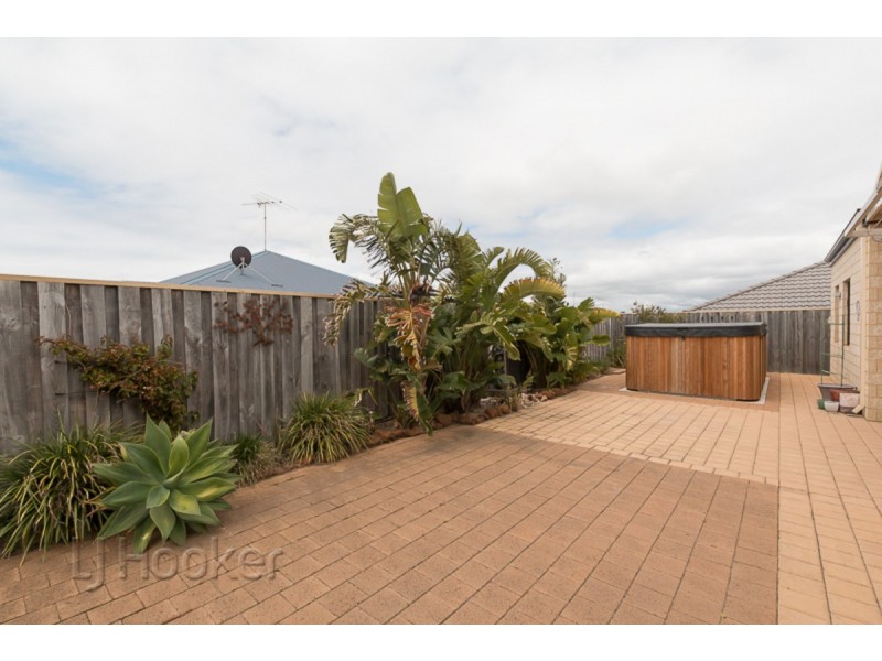 5 Buttercup Parkway, Halls Head WA 6210