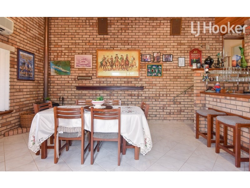 11 Farrington Street, Warnbro WA 6169