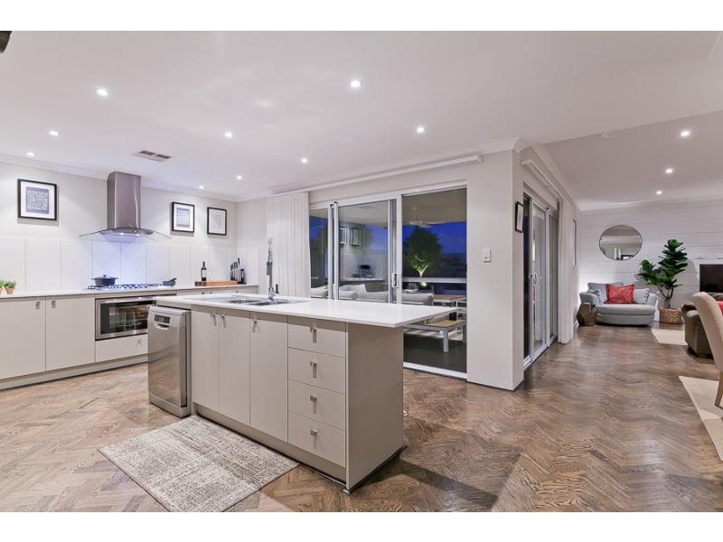 12 Tallering Way, Golden Bay WA 6174