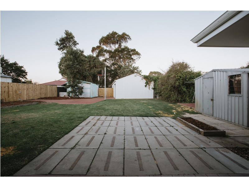 4 Thomas Street, Safety Bay WA 6169