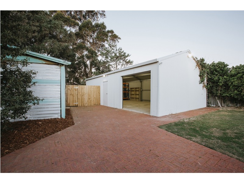 4 Thomas Street, Safety Bay WA 6169