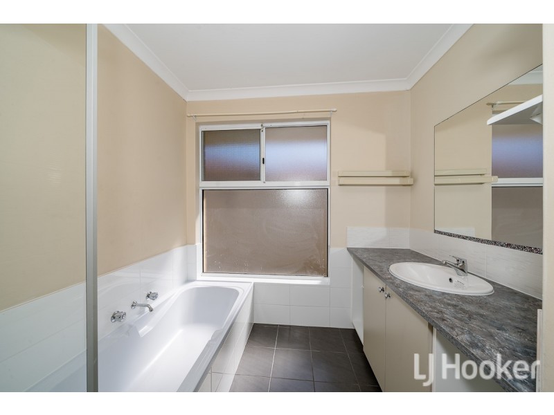 24 Chelmsford Avenue, Port Kennedy WA 6172