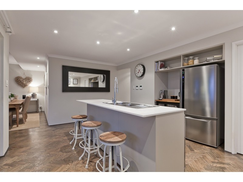 12 Tallering Way, Golden Bay WA 6174