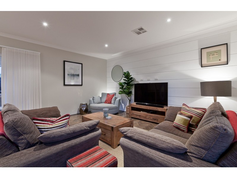 12 Tallering Way, Golden Bay WA 6174