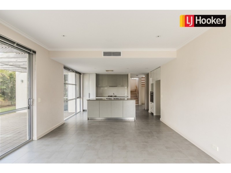 6 Portland Pass, Meadow Springs WA 6210