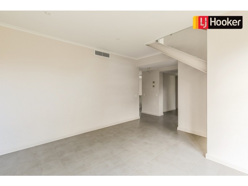 6 Portland Pass, Meadow Springs WA 6210