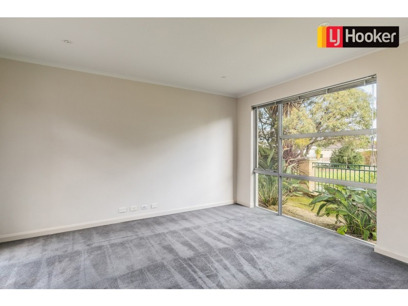 6 Portland Pass, Meadow Springs WA 6210