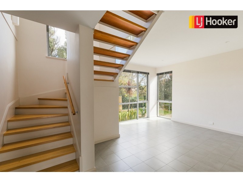 6 Portland Pass, Meadow Springs WA 6210