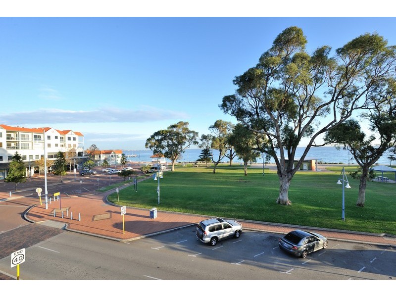 4/3 Rockingham Beach Road, Rockingham WA 6168