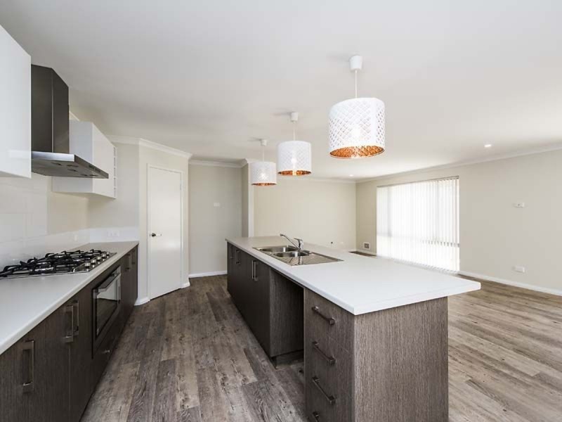 4 Calooli Grove, Golden Bay WA 6174