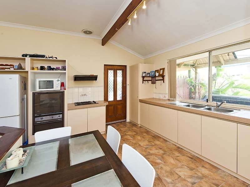 4 Taki Place, Secret Harbour WA 6173