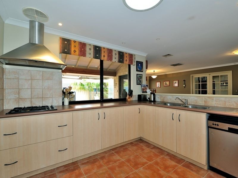 2 Galway Gardens, Warnbro WA 6169