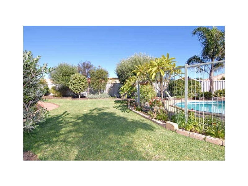17 Morlaix Mews, Port Kennedy WA 6172