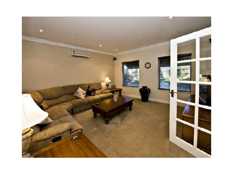 2 Knutsford Crescent, Port Kennedy WA 6172