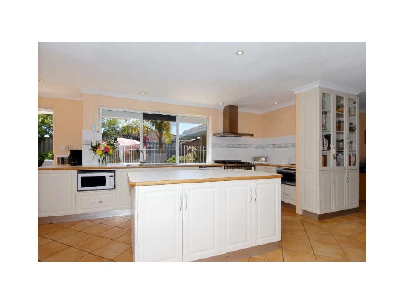 6 Triton Av, Waikiki WA 6169